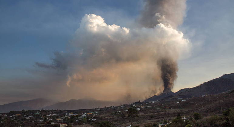 Vulcão Cumbre Vieja está ativo e expele fumaça na ilha espanhola de La Palma
