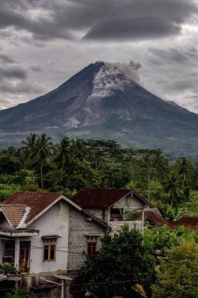 O Monge Merapi possui 2.963 metros de altura e é o berço de um dos vulcões mais ativos da Indonésia