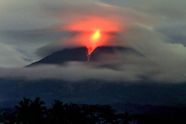 A quantidade de lava também surpreende. Assim que os primeiros sinais de perigo surgiram, as autoridades da Indonésia pediram aos moradores da região para interromper quaisquer atividades em um raio de 3 a 7 km da cratera