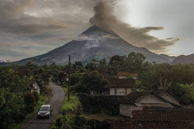 A coluna de fumaça provocada pelo vulcão já atingiu 7 km de altura, o que impede os voos pela região da Indonésia. Mais que isso, as cidades ao redor da montanha ficam completamente cobertas de cinzas expelidas