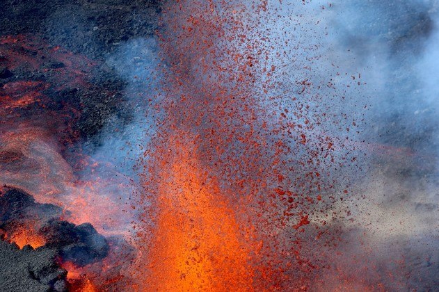 This aerial photograph taken on December 22, 2021 shows the erupting Piton de la Fournaise volcano on the French Indian Ocean island of Reunion. The Piton de la Fournaise, the volcano of Reunion, erupted for the second time of the year on December 22 at 3:30 am (12:30 am in Paris), indicates the volcanological observatory.
At least three eruptive cracks have opened on the southern flank of the volcano in the enclosure (the central caldera of the volcano), volcanologists have noted. The eruption takes place in a totally uninhabited area.
Richard BOUHET / AFP

