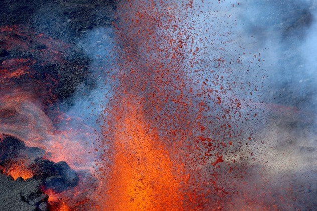 This aerial photograph taken on December 22, 2021 shows the erupting Piton de la Fournaise volcano on the French Indian Ocean island of Reunion. The Piton de la Fournaise, the volcano of Reunion, erupted for the second time of the year on December 22 at 3:30 am (12:30 am in Paris), indicates the volcanological observatory.
At least three eruptive cracks have opened on the southern flank of the volcano in the enclosure (the central caldera of the volcano), volcanologists have noted. The eruption takes place in a totally uninhabited area.
Richard BOUHET / AFP
