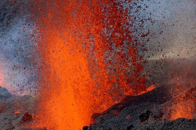 This aerial photograph taken on December 22, 2021 shows the erupting Piton de la Fournaise volcano on the French Indian Ocean island of Reunion. The Piton de la Fournaise, the volcano of Reunion, erupted for the second time of the year on December 22 at 3:30 am (12:30 am in Paris), indicates the volcanological observatory.
At least three eruptive cracks have opened on the southern flank of the volcano in the enclosure (the central caldera of the volcano), volcanologists have noted. The eruption takes place in a totally uninhabited area.
Richard BOUHET / AFP