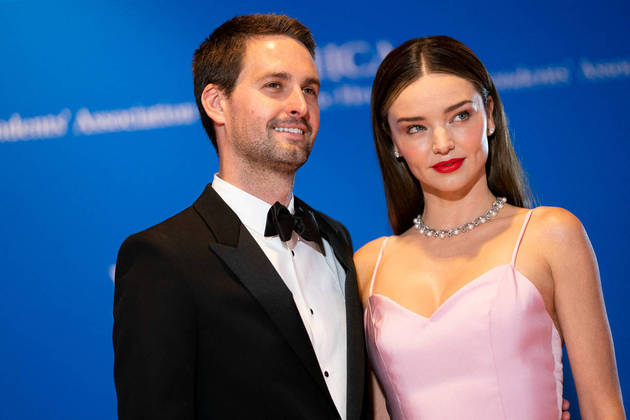  CEO of Snap Inc. Evan Spiegel (L) and Australian model Miranda Kerr arrive for the White House Correspondents’ Association gala at the Washington Hilton Hotel in Washington, DC, on April 30, 2022. Stefani Reynolds / AFP 