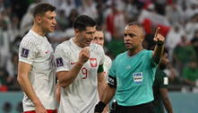 Com ajuda do VAR e pressão de Lewandowski, brasileiro marca pênalti para a Arábia contra Polônia