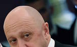 O líder do grupo Wagner, Yevgeny Prigozhin, morreu na quarta-feira (23), após a queda de um avião nos arredores de Moscou, confirmou a Autoridade Russa de Aviação Civil, um órgão equivalente à Anac no Brasil. A suspeita é que o presidente da Rússia, Vladimir Putin, esteja por trás do incidente. Em 23 de junho, Prigozhin, então braço direito de Putin, articulou uma rebelião contra o governo do mandatário e depois recuou. À época, Putin definiu a tentativa de motim como uma 'traição' e prometeu punir o responsável. Veja a seguir outras pessoas que Putin é suspeito de ter matado: