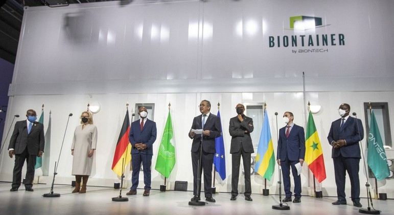 Grupo farmacêutico BioNTech anunciou que enviará unidades de produção de vacina para a África