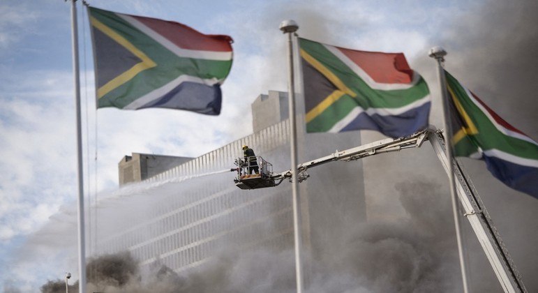 Bombeiros trabalham para apagar um incêndio no Parlamento da África do Sul 