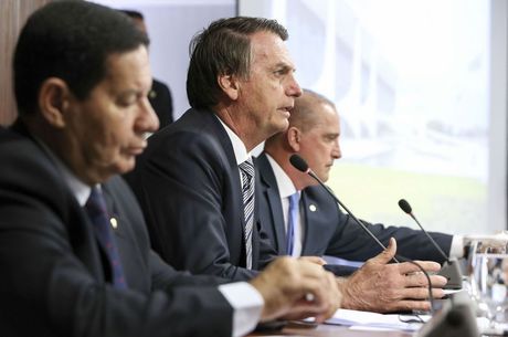 Bolsonaro admite instalar base americana no Brasil