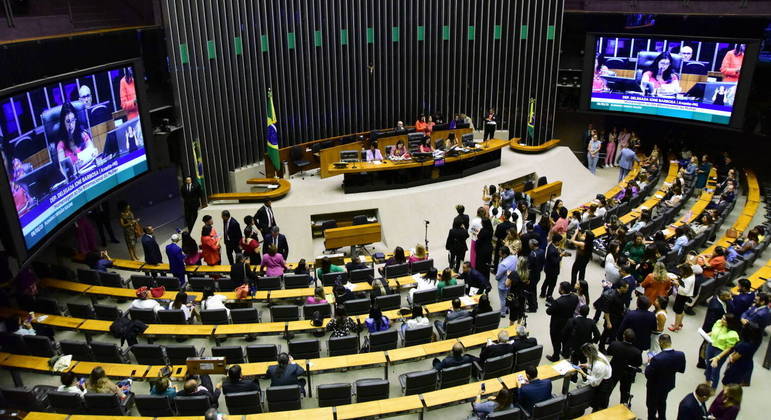 Parlamentares durante votação no plenário da Câmara dos Deputados, em Brasília