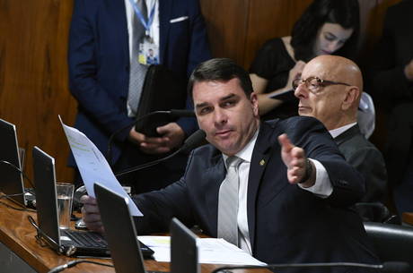 Senador diz que querem "atacar Bolsonaro"