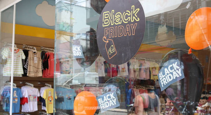 Ações antecipadas da Black Friday ajudaram o comércio em outubro