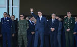 O Presidente Jair Bolsonaro e os comandantes das Forças Armadas saúdam comboio com veículos blindados e armamentos que passa pela Esplanada dos Ministérios
 Publicado em 10/08/2021 12:45
 Foto: Marcelo Camargo/Agência Brasil
 Local: Brasília-DF