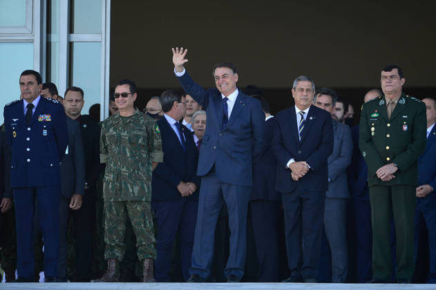 O Presidente Jair Bolsonaro e os comandantes das Forças Armadas saúdam comboio com veículos blindados e armamentos que passa pela Esplanada dos Ministérios
 Publicado em 10/08/2021 12:45
 Foto: Marcelo Camargo/Agência Brasil
 Local: Brasília-DF