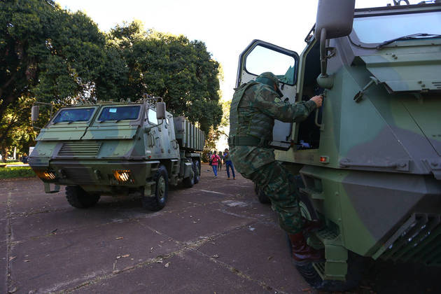 Comboio com veículos blindados e armamentos passa pela Esplanada dos Ministérios
Publicado em 10/08/2021 12:45
 Foto: Marcelo Camargo/Agência Brasil
 Local: Brasília-DF