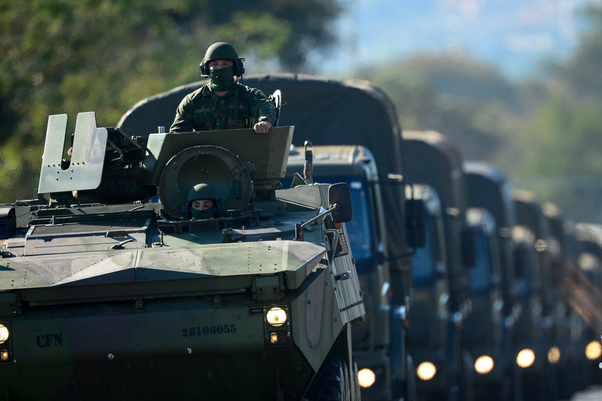 Tanques e veículos militares desfilam em Brasília; veja fotos - Fotos - R7  Brasil