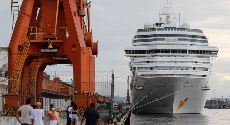Costa Fascinosa, um dos navios de cruzeiro que registraram muitos casos de Covid-19 no mês passado, o que levou à suspensão da temporada de viagens no Brasil