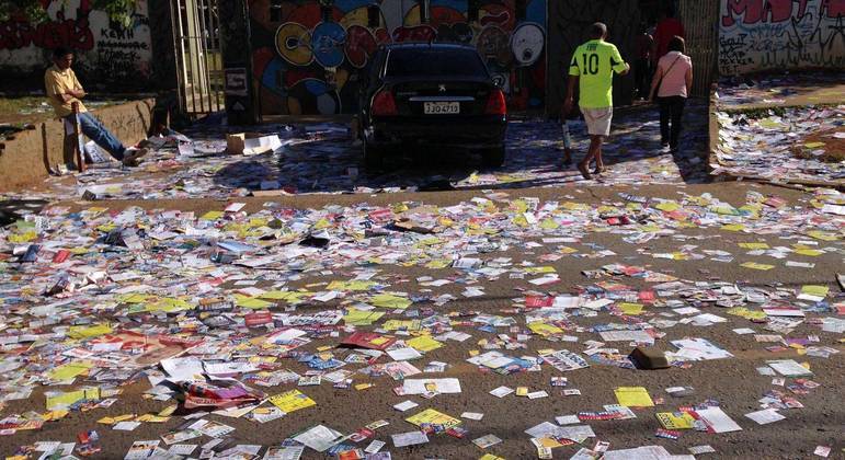 Panfletos em zona eleitoral no Complexo da Maré, no Rio de Janeiro, nas eleições de 2014