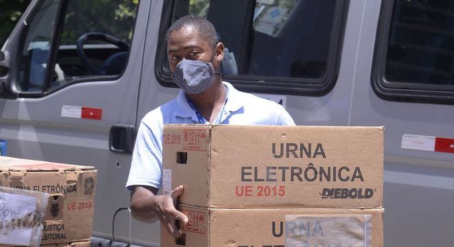 TRE-RJ transporta as urnas eletrônicas para os locais de votação no Rio de Janeiro