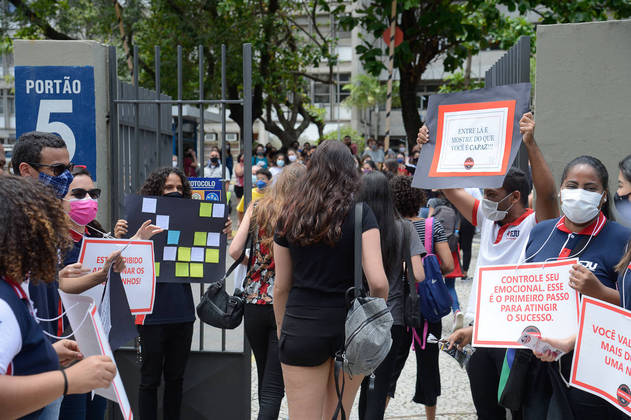 Estudantes chegam para o primeiro dia de prova do Enem 2021,na Uerj, no Rio de Janeiro
Publicado em 21/11/2021 07:24
Foto: Tomaz Silva/Agência Brasil
Local: Rio de Janeiro-RJ