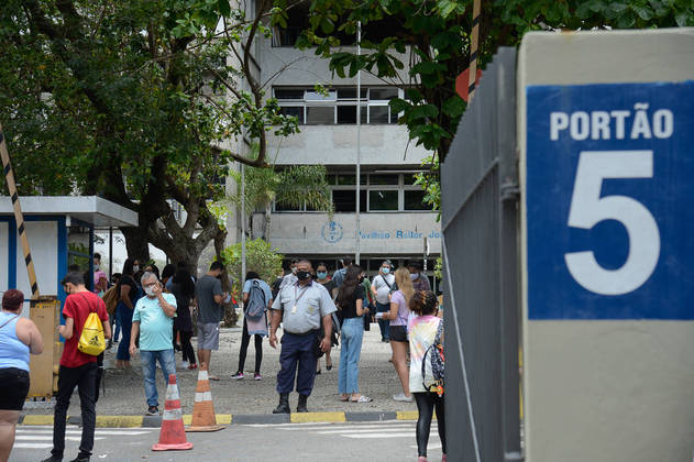 Estudantes chegam para o primeiro dia de prova do Enem 2021,na Uerj, no Rio de Janeiro
Publicado em 21/11/2021 07:24
 Foto: Tomaz Silva/Agência Brasil
 Local: Rio de Janeiro-RJ