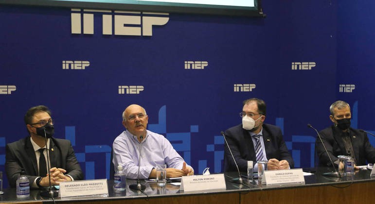 Milton Ribeiro e o presidente do Inep, Danilo Dupas, fazem balanço do primeiro dia do Enem