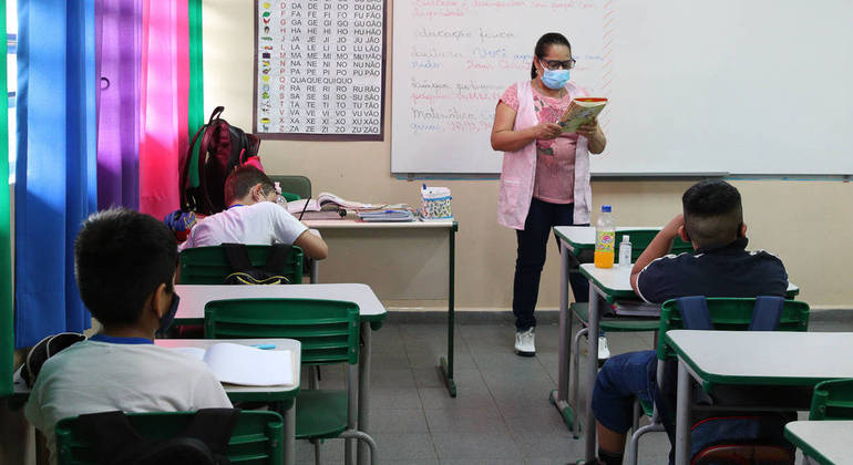 Volta às aulas tem testes, 'mapa' da vacina e máscaras reforçadas contra a Covid-19