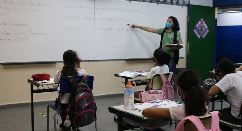 Saúde muda recomendações para escolas em casos de Covid-19 no mesmo ambiente