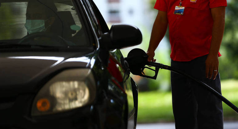 Preço da gasolina supera R$ 6 há seis semanas no Brasil, diz ANP 