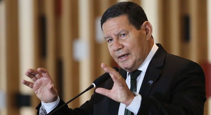 Mourão avalia que Moraes ultrapassou ao atuar no combate às fake news