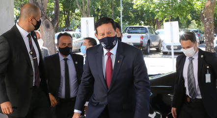 Vice-presidente, Hamilton Mourão, fala à imprensa 
