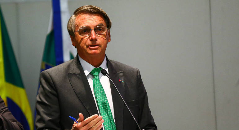 Presidente Jair Bolsonaro aprova condecoração a si mesmo