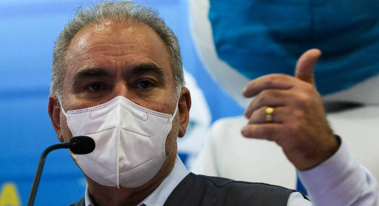 O ministro da Saúde, Marcelo Queiroga, 
disse que o país tem doses para ampliar vacinação