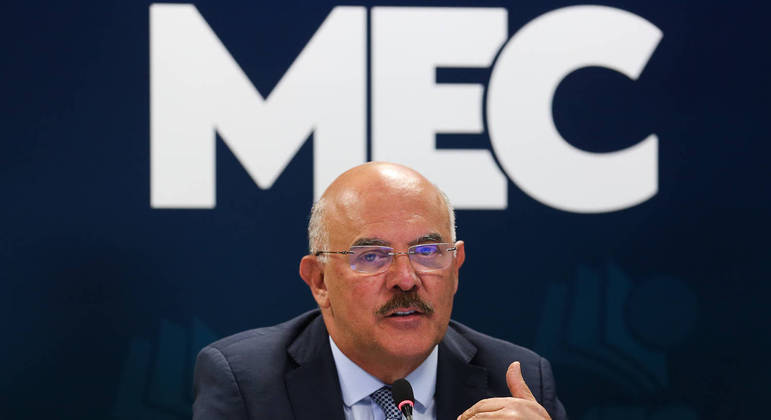 Ministro da Educação, Milton Ribeiro, e MEC afirmam que mudanças no Enem estão em análise
