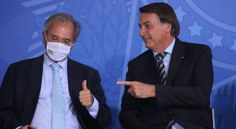 O ministro da Economia, Paulo Guedes, e o presidente da República, Jair Bolsonaro: sinalização de descontrole de gastos alarma mercado