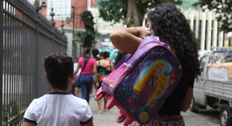 Famílias são obrigadas a cortar custos e matriculam os filhos na rede pública