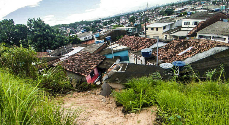 Áreas atingidas pelas fortes chuvas em Recife
