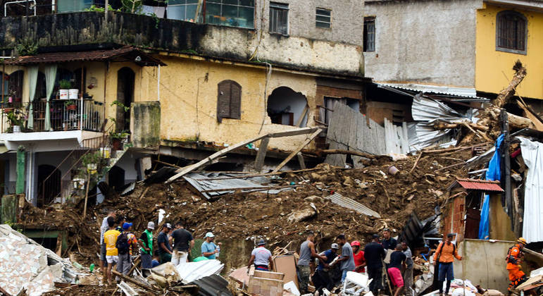 Petrópolis ainda colhe prejuízos do temporal devastador que atingiu a cidade na terça (15)