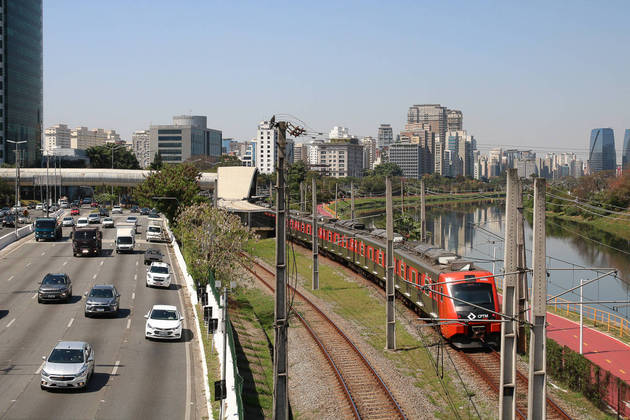  Trem da Companhia Paulista de Trens Metropolitanos - CPTM na Marginal Pinheiros. Publicado em 03/09/2021 08:13  Foto: Rovena Rosa/Agência Brasil  Local: São Paulo-SP 
