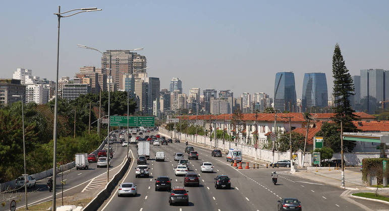 Cidades costumam priorizar desocamentos por carro em vez do transporte público