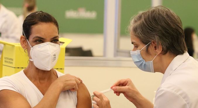 Vacinação contra covid-19 aos profissionais da saúde do Hospital das Clínicas