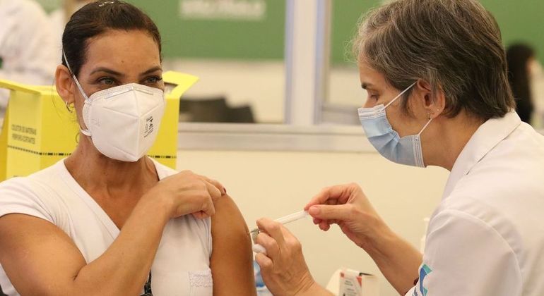 Profissionais da saúde começaram a ser vacinados em janeiro, no Brasil