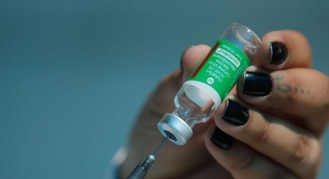 A vacina de Oxford integra o plano nacional de vacinação no Brasil