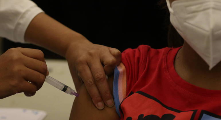 Criança recebe vacina contra Covid-19

