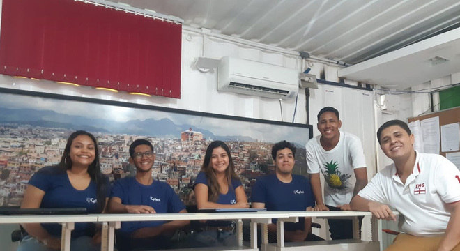 Agência Cptech, que funciona na ONG Educap, no complexo do Alemão