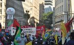 Protesto contra o presidente Jair Bolsonaro, com início na Prefeitura de Porto Alegre (RS), neste sábado (03). As pautas reivindicadas pelo protesto são vacina para todos, moradia, alimentação, trabalho, renda e auxílio para as famílias necessitadas. Além do repúdio ao governo pelas mortes causadas pela COVID-19