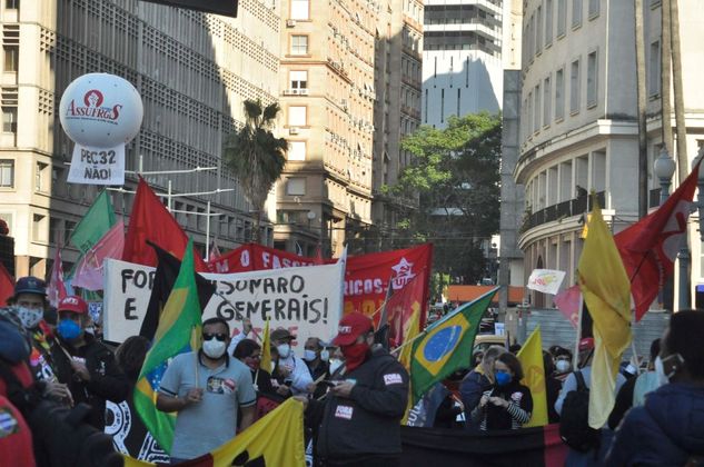 Protesto contra o presidente Jair Bolsonaro, com início na Prefeitura de Porto Alegre (RS), neste sábado (03). As pautas reivindicadas pelo protesto são vacina para todos, moradia, alimentação, trabalho, renda e auxílio para as famílias necessitadas. Além do repúdio ao governo pelas mortes causadas pela COVID-19