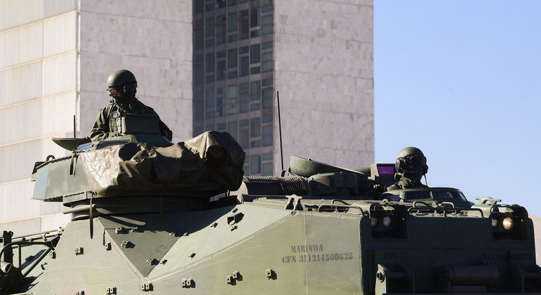 Tanques do Exército em desfile em frente ao Congresso Nacional