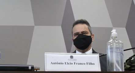 Pfizer exigia assinatura de Bolsonaro, diz Elcio
