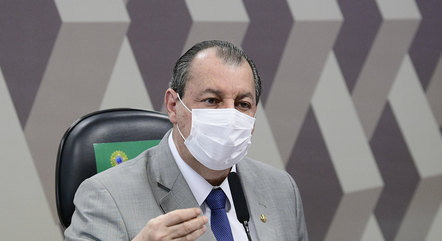 Aziz chamou desfile militar de cena patética